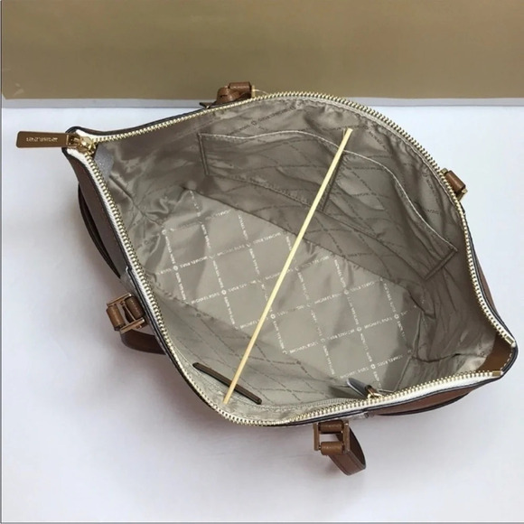 Michael Kors Charlotte LG TZ Tote Vanilla/ Brown Leather - Picture 5 of 9
